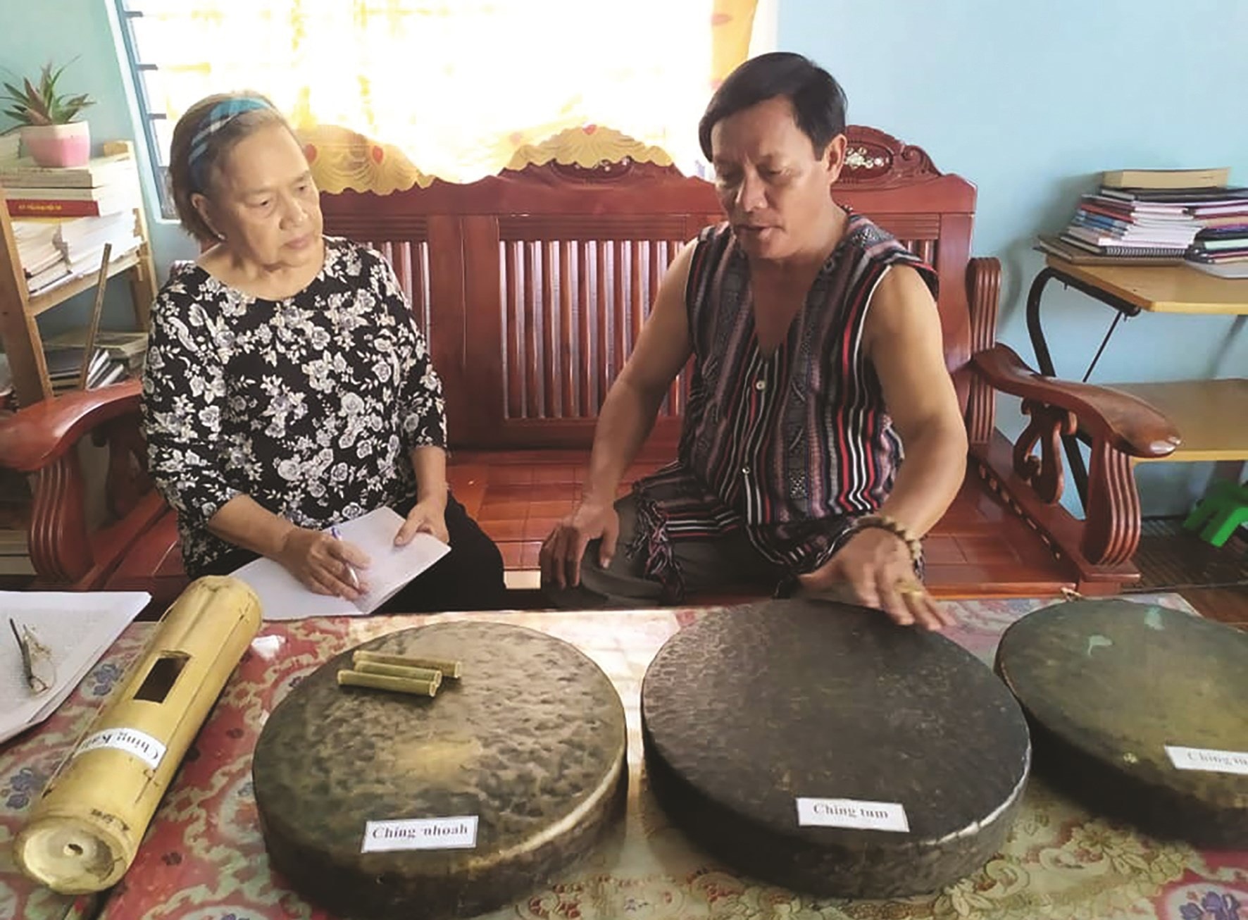 Nhà thơ, nhà nghiên cứu Nga Ri Vê (bên trái) và Nghệ nhân Ưu tú Đinh Công Bôn.