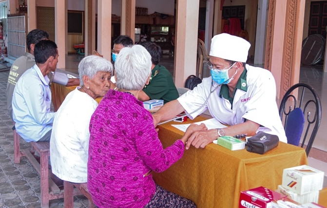 Quân y Đồn Biên phòng Vĩnh Hải khám bệnh, cấp thuốc cho người già neo đơn. Ảnh: Văn Long