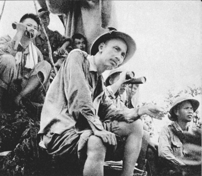 Chủ tịch Hồ Chí Minh trên đài quan sát trận đánh mở màn của bộ đội ở Đông Khê trong Chiến dịch Biên giới (1950) (Ảnh: hochiminh.vn)
