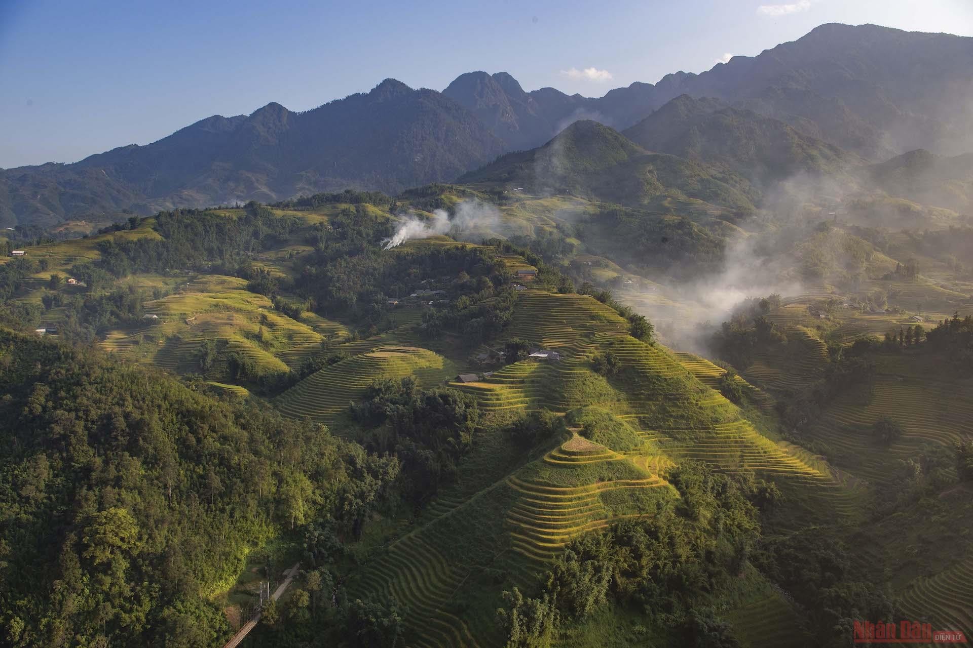 Thung lũng ruộng bậc thang bản Ý Linh Hồ hùng vĩ khi đứng ở xa nhìn. Những làn khói do người dân đốt rơm như làn mây phủ kín cả thung lũng. Đây là một trong số ít những khu vực còn được bảo tồn hoang sơ, chưa được khai phá làm du lịch nhiều. Địa hình đồi núi hiểm trở tạo nên cảnh quan ruộng bậc thang hùng vĩ khiến du khách tới Sa Pa ngắm lúa không thể không tới đây. 