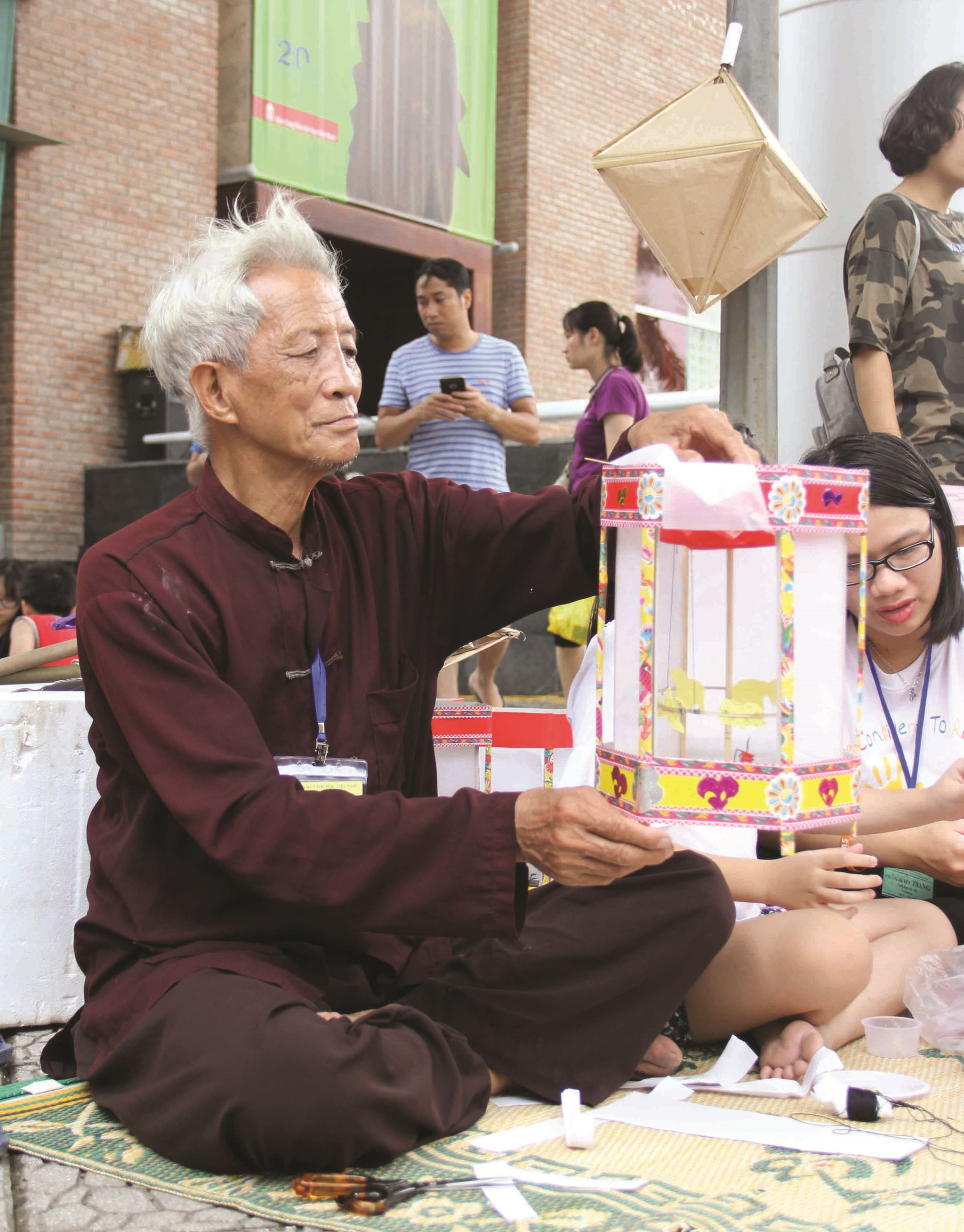 Nghệ nhân đang làm đèn lồng phục vụ Tết Trung thu