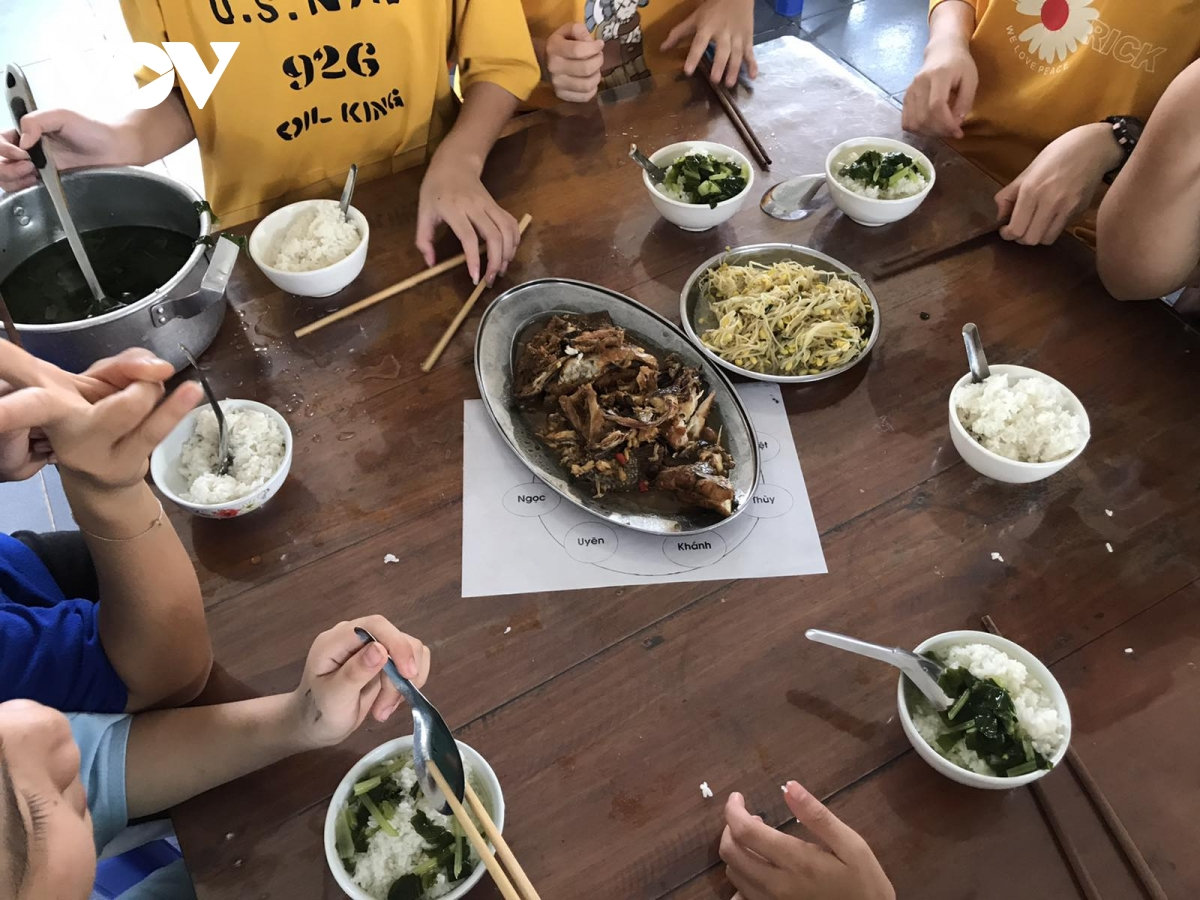 Bữa cơm đạm bạc của các em học sinh tại trường. Hàng ngày các em được hỗ trợ 38.000đ/1 em, với 8.000đ bữa sáng và 15.000đ mỗi bữa ăn trưa, tối.