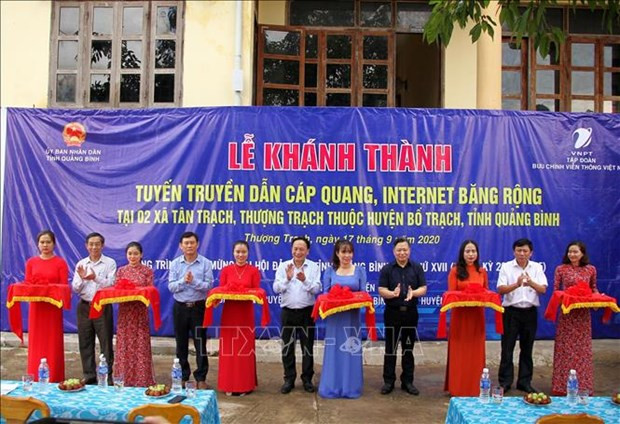 Đại diện UBND tỉnh Quảng Bình, Tập đoàn Bưu chính viễn thông Việt Nam cùng chính quyền địa phương cắt băng khánh thành công trình. Ảnh: Văn Tý-TTXVN