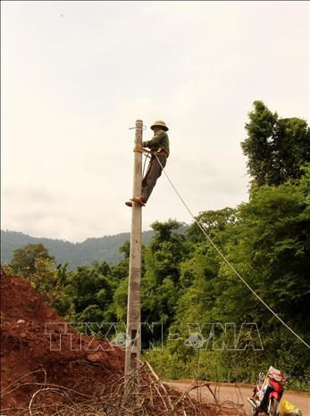 Quy mô Dự án gồm 1 tuyến cáp quang dài 62km và dựng hơn 1.300 cột sắt, cột bê-tông được xây dựng trong điều kiện cực kỳ khó khăn, không có điện lưới, giữa rừng núi. Ảnh: Văn Tý-TTXVN