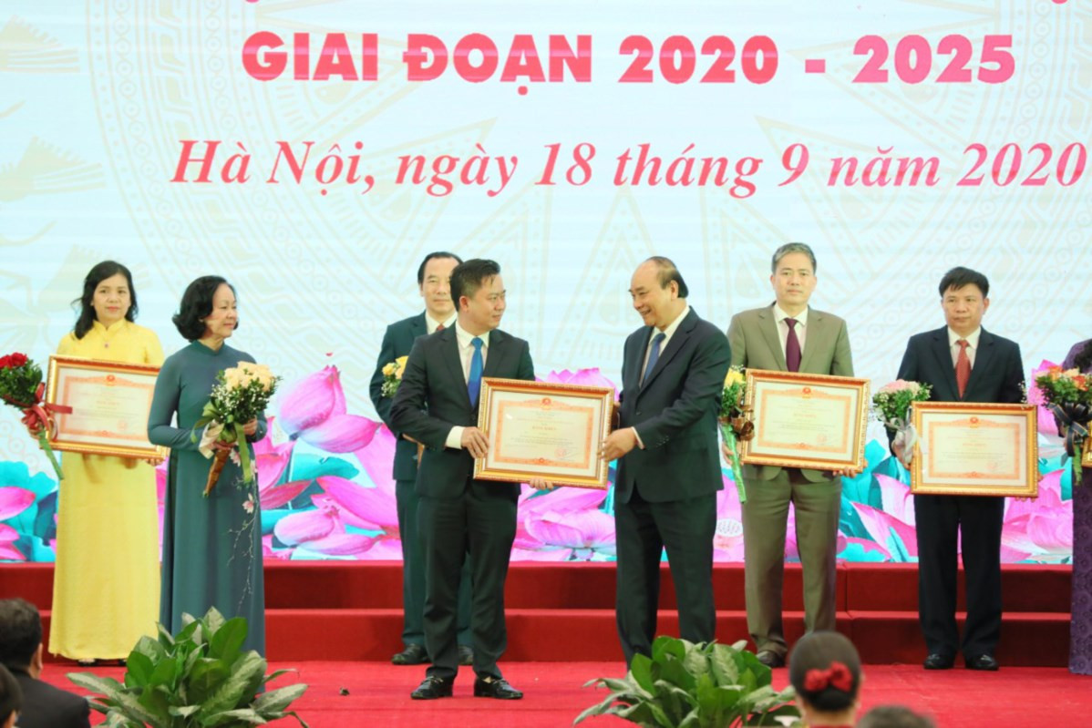 Thủ tướng Chính phủ Nguyễn Xuân Phúc trao Bằng khen cho các điển hình tiên tiến tiêu biểu