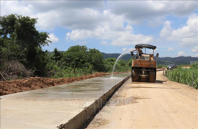 Tuyến đường bê tông từ Quốc lộ 19C về đến trung tâm xã Cà Lúi có chiều dài 12km đang được gấp rút hoàn thành 2km cuối cùng trên tuyến trước mùa mưa bão. Ảnh: Phạm Cường/TTXVN