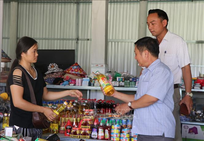 Có con đường mới, chị Vi Thị Nhung, thôn Ma Lăng, xã Cà Lúi, đã chuyển từ nghề làm rẫy sang kinh doanh nhu yếu phẩm phục vụ nhu cầu của người dân trong xã.