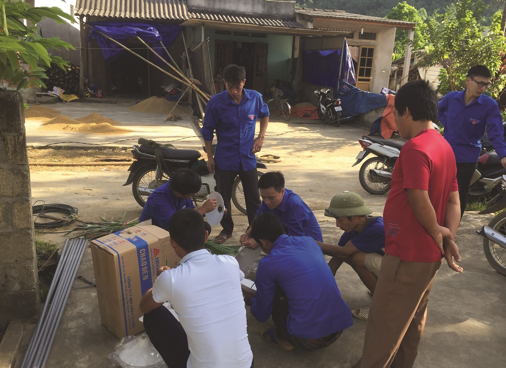 Tuổi trẻ “Thắp sáng đường quê” 