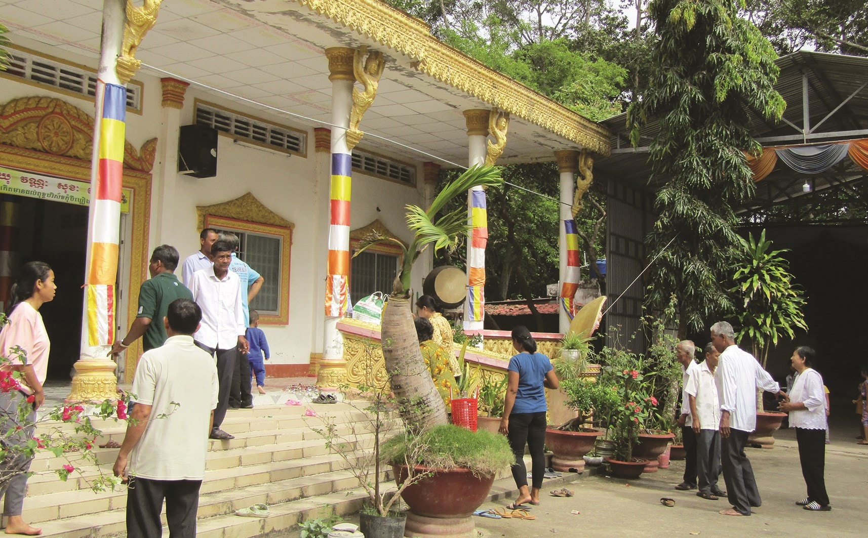 Bà con Khmer đến chùa Gò Xoài (xã Tân Mỹ,  huyện Trà Ôn) dịp Lễ Sen Đolta năm nay.