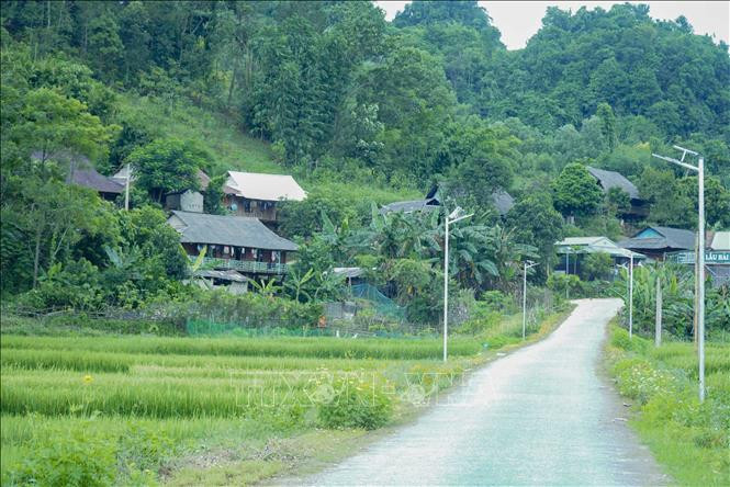 Bộ mặt nông thôn ở nhiều xã trong huyện đã có nhiều thay đổi do được hưởng lợi từ các chương trình giảm nghèo