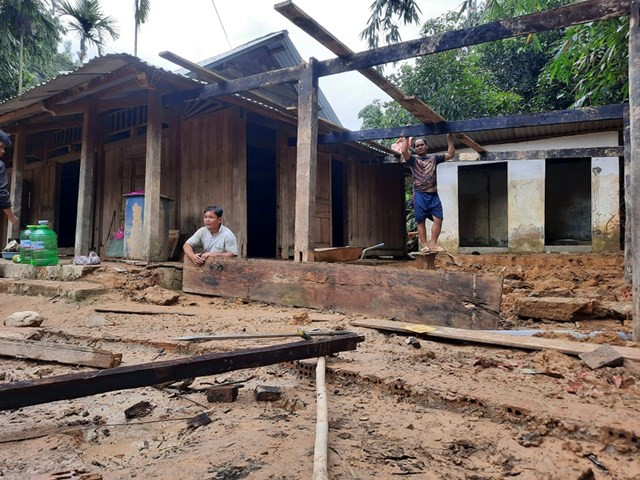 Ông Abing Trái sửa lại ngôi nhà bị hư do lũ.