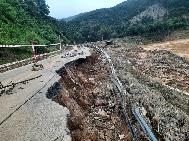 Một tuyến đường bị sạt lở nặng.
