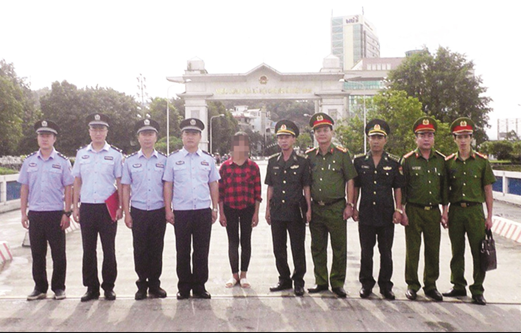 Công an tỉnh Lào Cai và Công an huyện Bắc Hà tiếp nhận nạn nhân bị lừa bán.