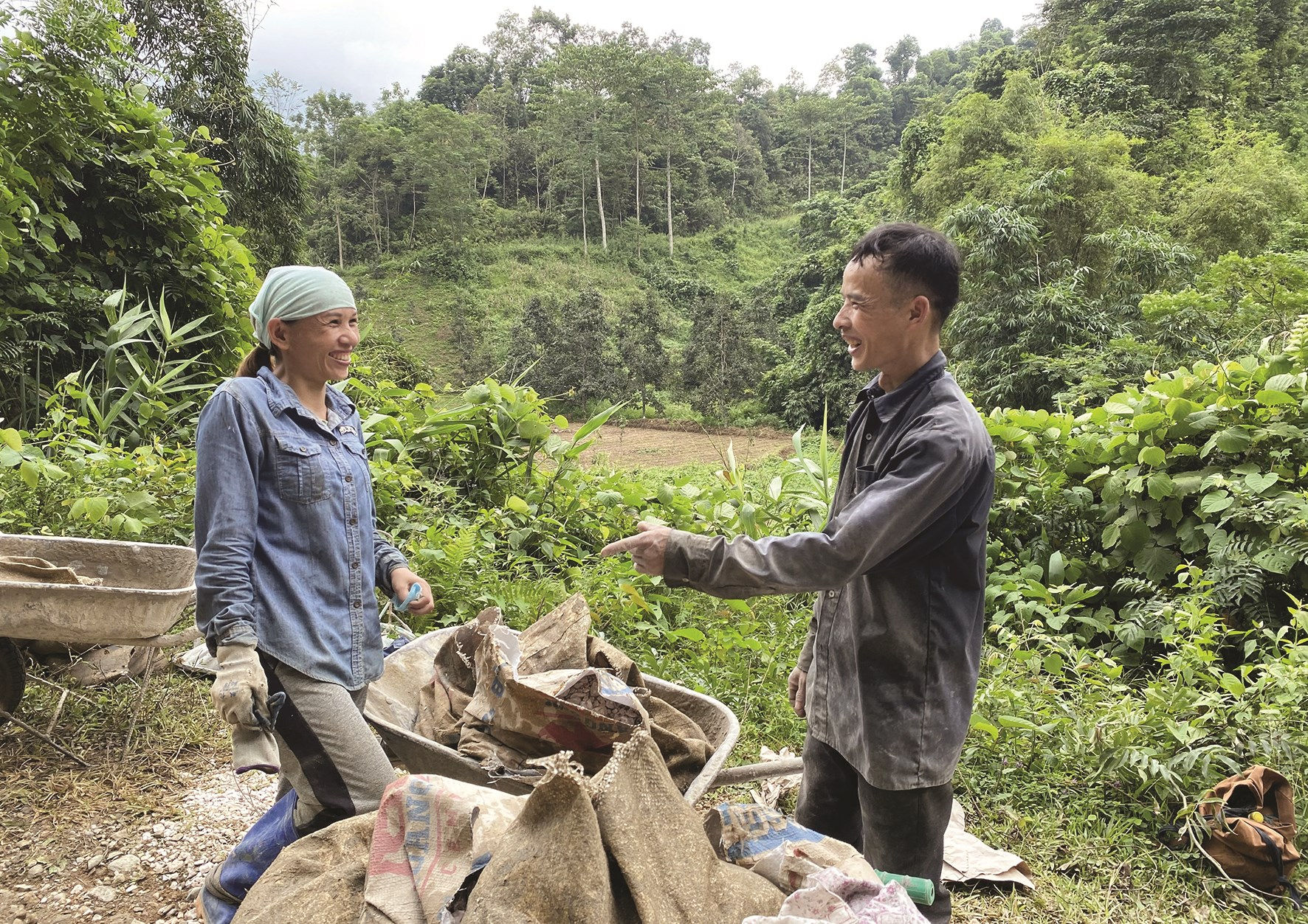 Anh Triệu Đức Ngân thường xuyên gặp gỡ, trao đổi, động viên người dân trong xóm phát triển kinh tế,  vươn lên xóa đói, giảm nghèo. 