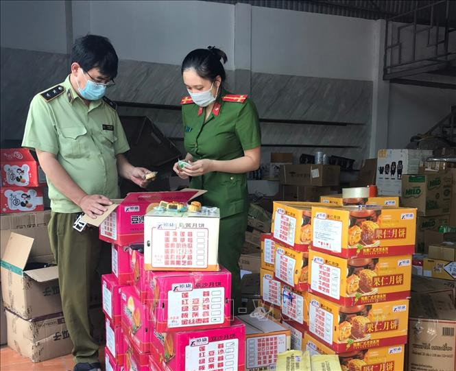Lực lượng chức năng kiểm tra phát hiện điểm tập kết nhiều loại bánh trung thu không rõ nguồn gốc. Ảnh: Doãn Tấn/TTXVN