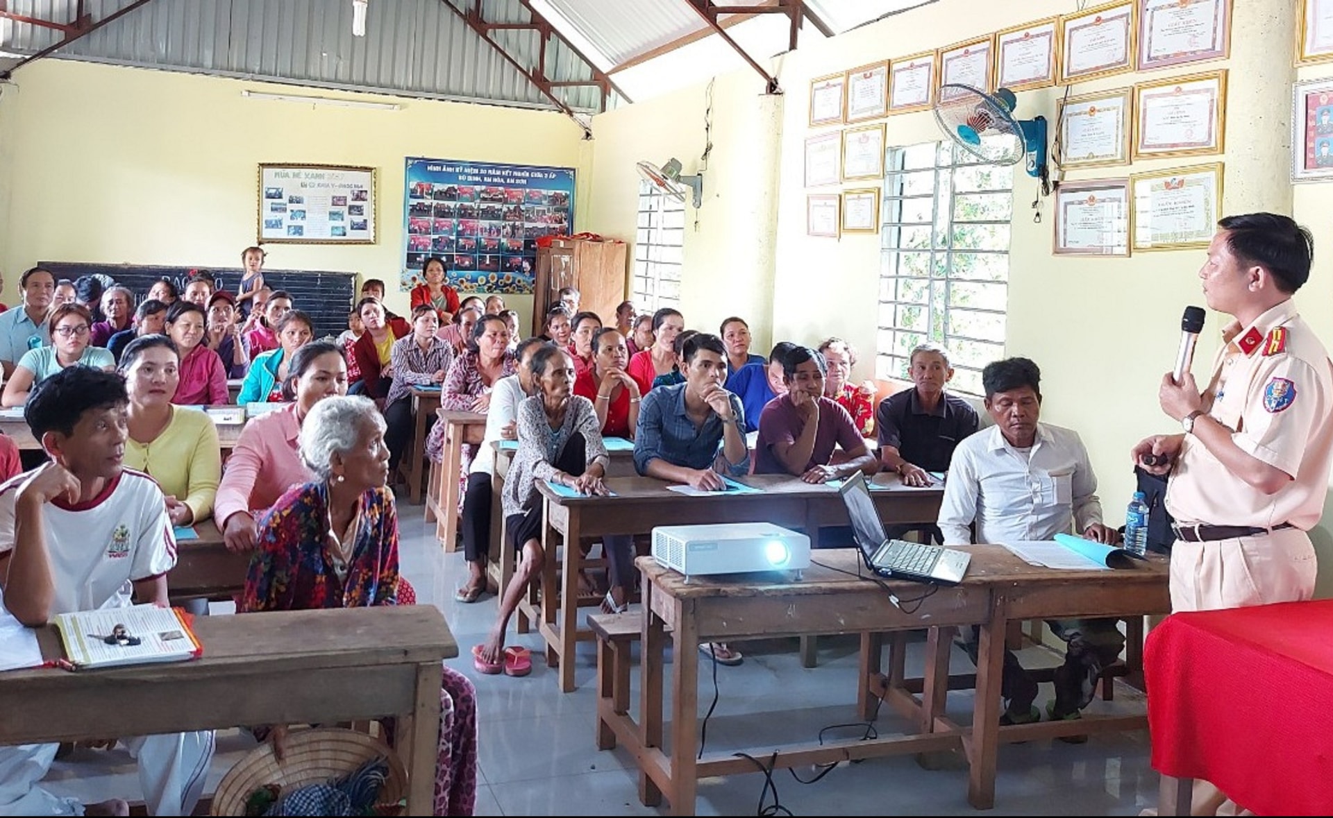 Cán bộ  Phòng Cảnh sát giao thông Công an tỉnh Bình Phước tuyên truyền về pháp luật giao thông cho đồng bào DTTS