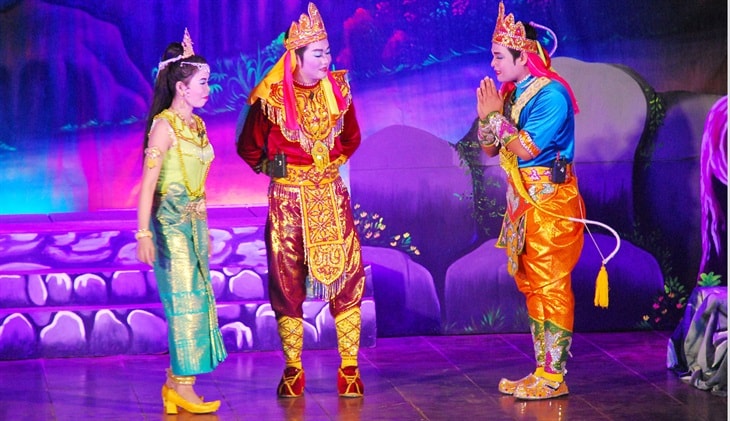 Nghệ thuật sân khấu dù kê có hát, múa, đọc thơ, biểu diễn các tích truyện diễn ra trên sân khấu dù kê, về cơ bản luôn đề cao đạo lý của con người. Trong ảnh: Vở diễn tuồng cổ “Anh hùng cứu quốc” của Đoàn nghệ thuật dù kê Khmer Ánh Bình Minh (tỉnh Trà Vinh).
