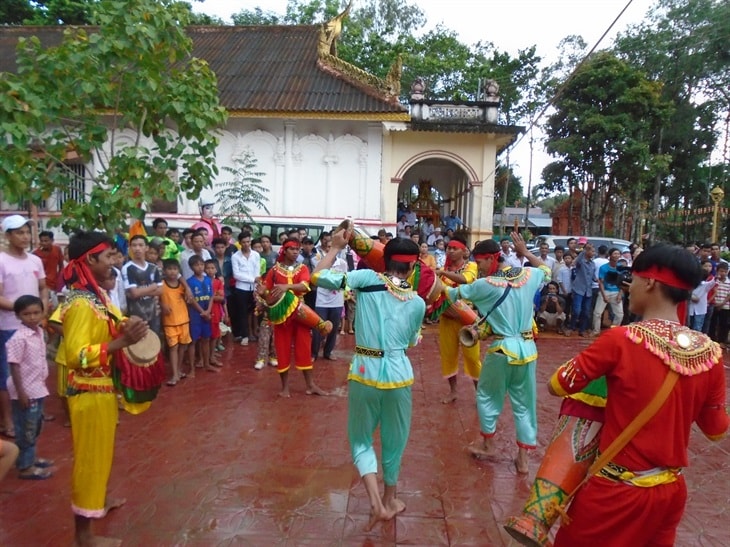 Đội múa trống Sadăm chùa Bốn Mặt, ở xã Phú Tân, huyện Châu Thành, tỉnh Sóc Trăng biểu diễn phục vụ lễ hội Tết Chôl Chnăm Thmây tại chùa.