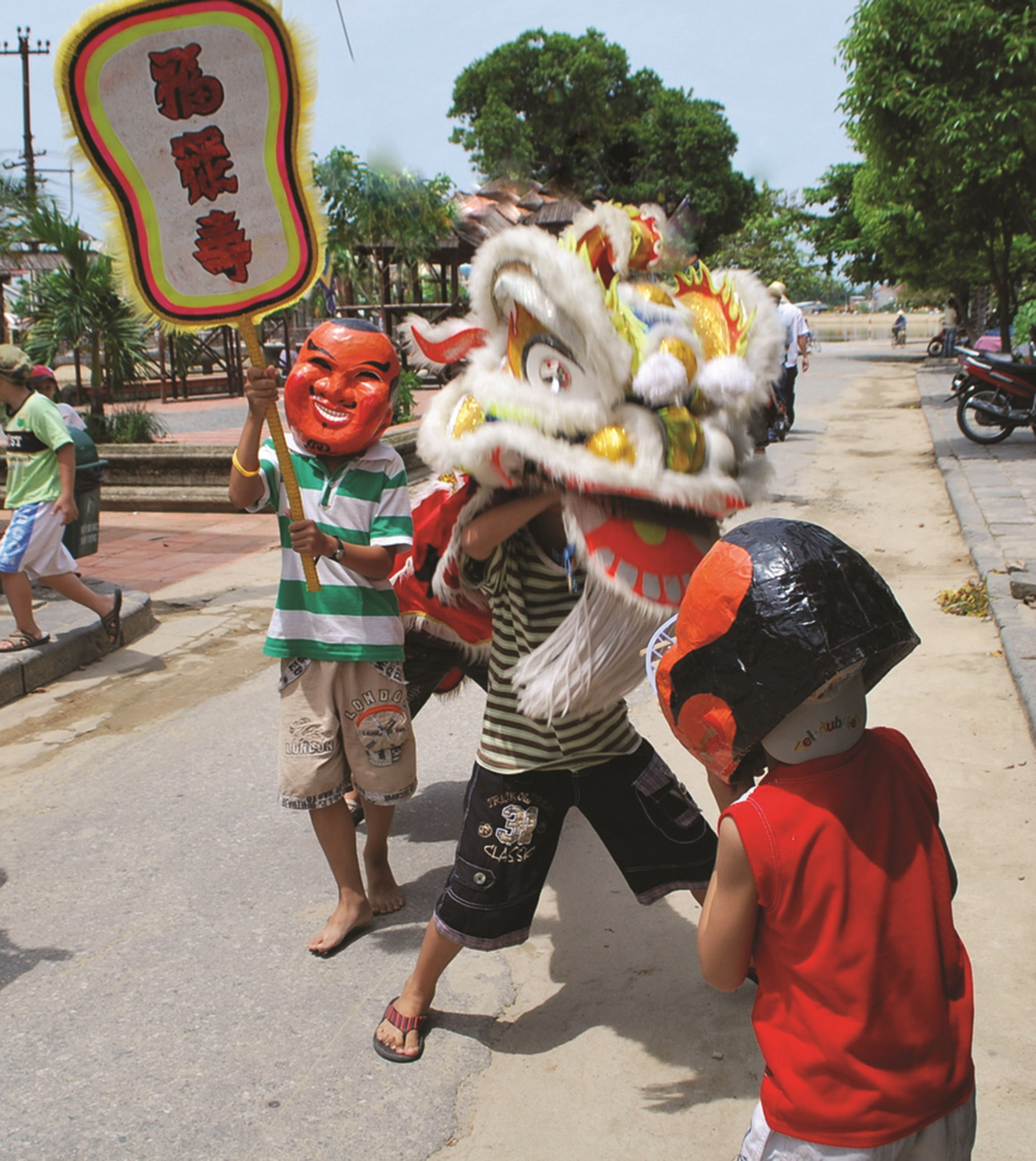 Một cảnh các em tập múa lân ngay giữa đường,  dễ dẫn đến tai nạn giao thông