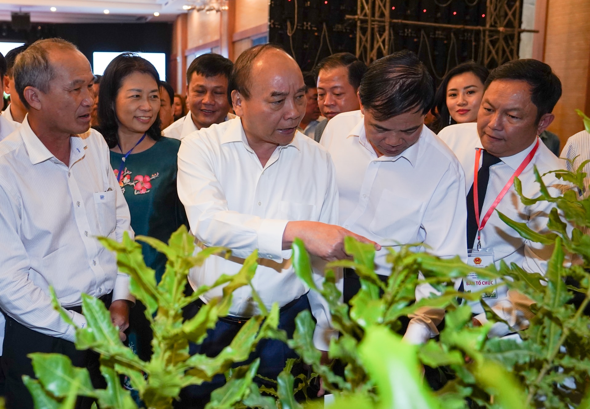 Thủ tướng Nguyễn Xuân Phúc thăm các gian hàng mắc ca tại Hội nghị