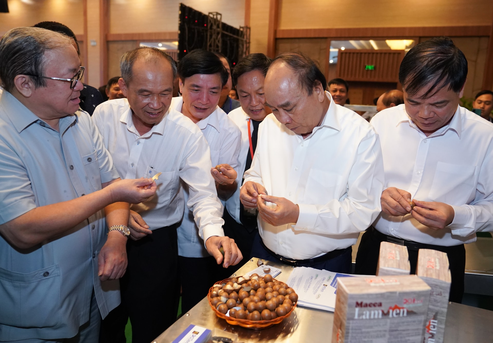 Thủ tướng Nguyễn Xuân Phúc thăm quan khu trưng bày các sản phẩm được chế biến từ hạt mắc ca. - Ảnh: VGP/Quang Hiếu
