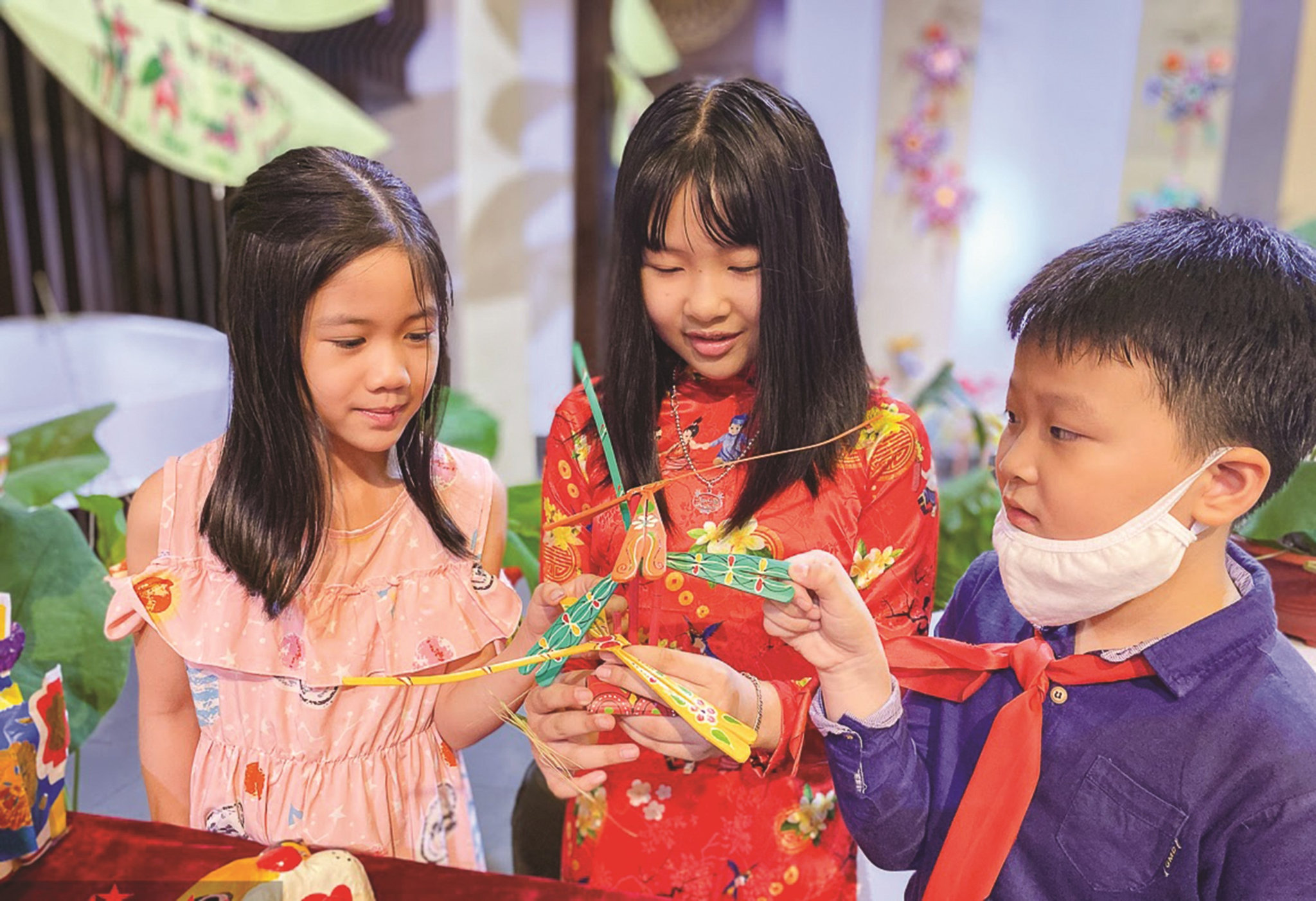 Các em nhỏ tập làm đồ chơi nhân dịp tết Trung thu