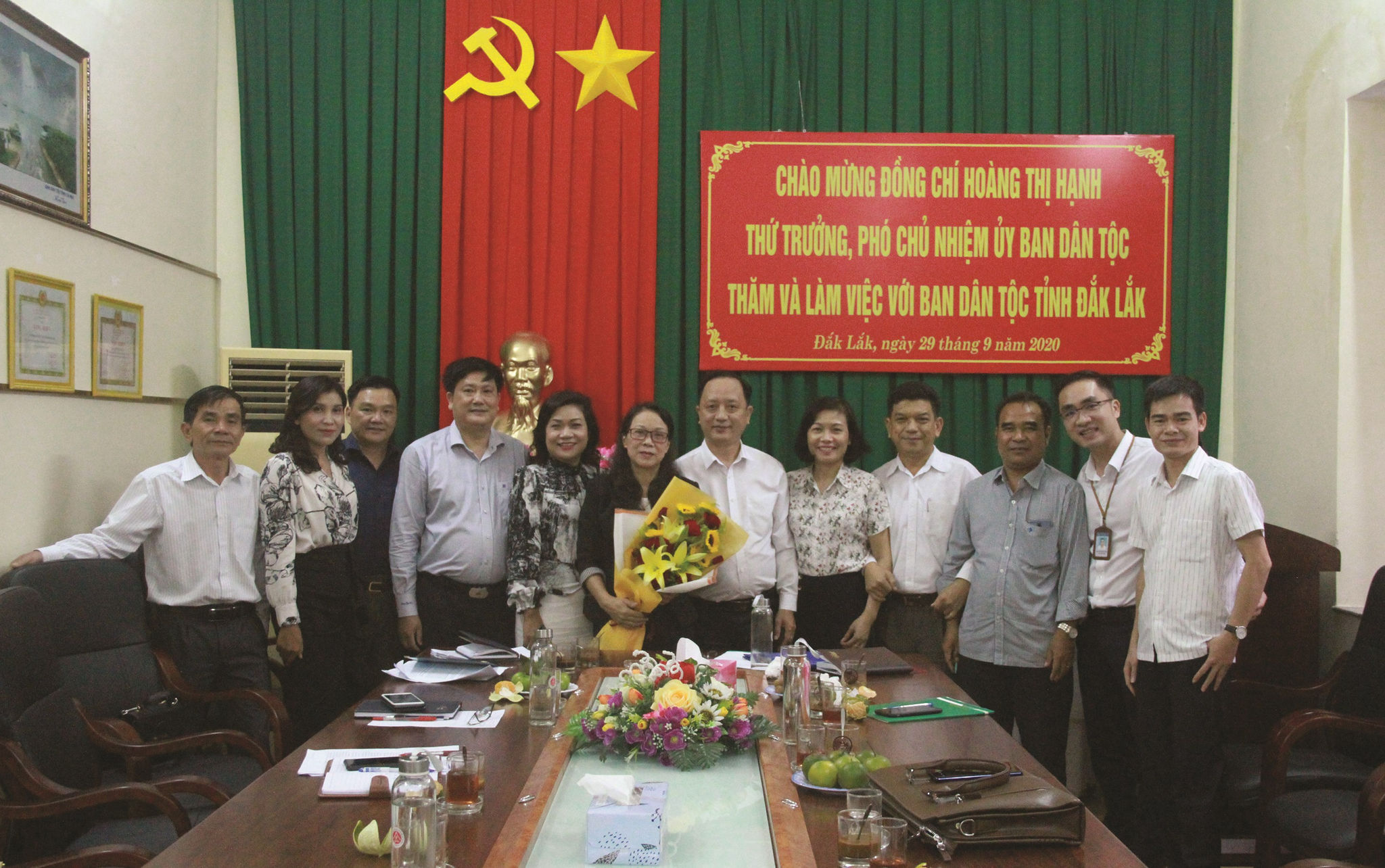 Thứ trưởng, Phó Chủ nhiệm UBDT Hoàng Thị Hạnh  chụp hình lưu niệm cùng lãnh đạo, cán bộ Ban Dân tộc