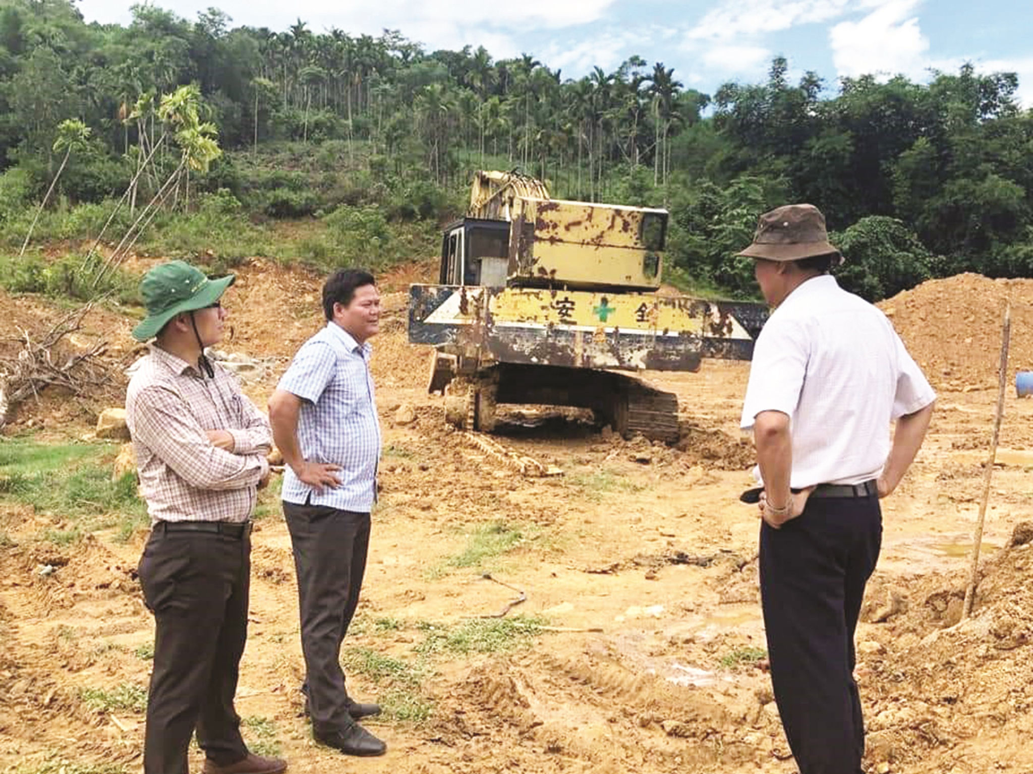 Các ngành chức năng kiểm tra hiện trạng sạt lở tại khu TĐC Đồng Tranh