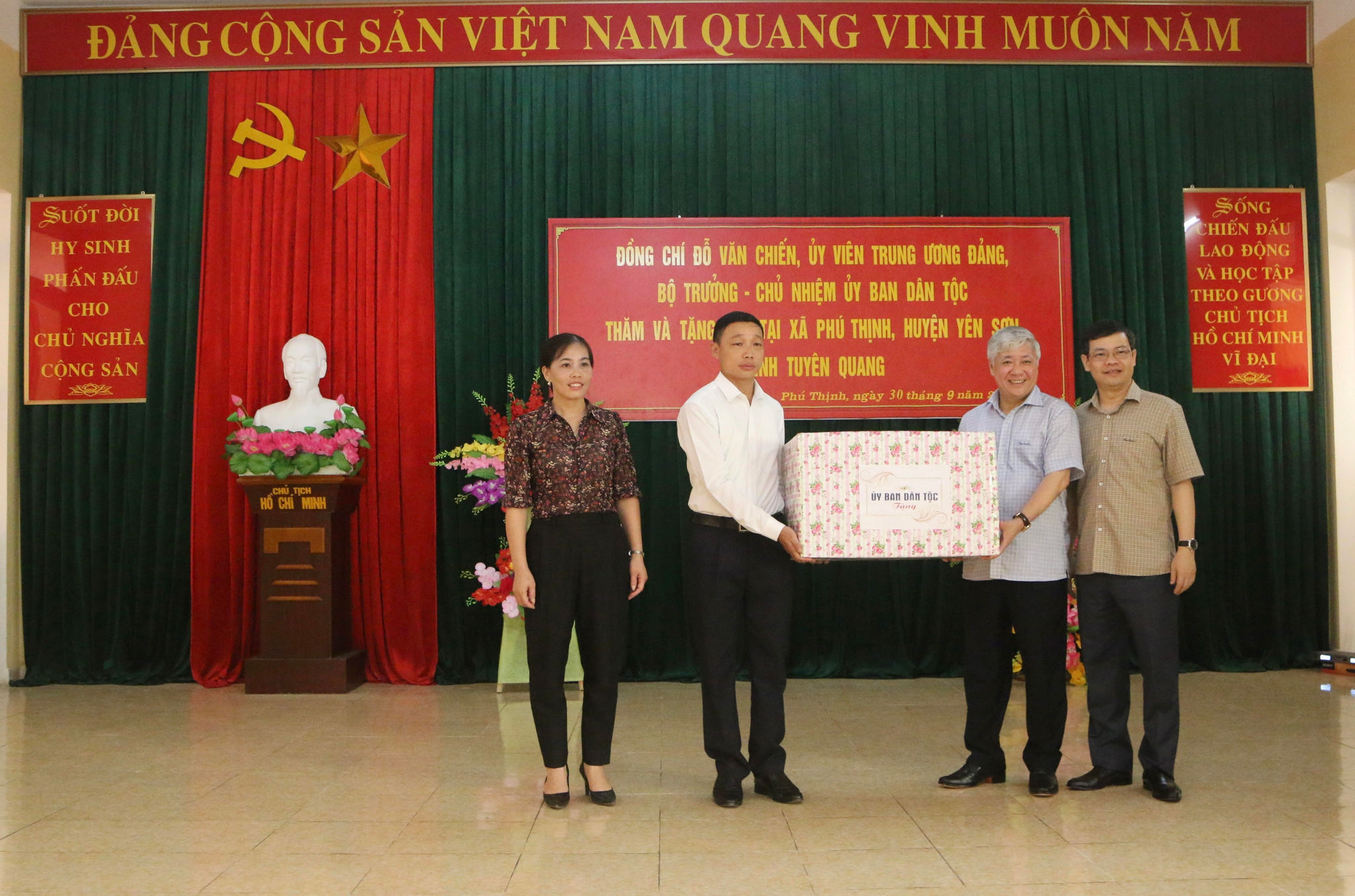 Bộ trưởng, Chủ nhiệm UBDT Đỗ Văn Chiến và đồng chí Nguyễn Văn Sơn, Phó Bí thư Tỉnh ủy, Chủ tịch Ủy ban Nhân dân tỉnh Tuyên Quang  (người ngoài cùng bên phải) tặng quà của UBDT cho xã Phú Thịnh