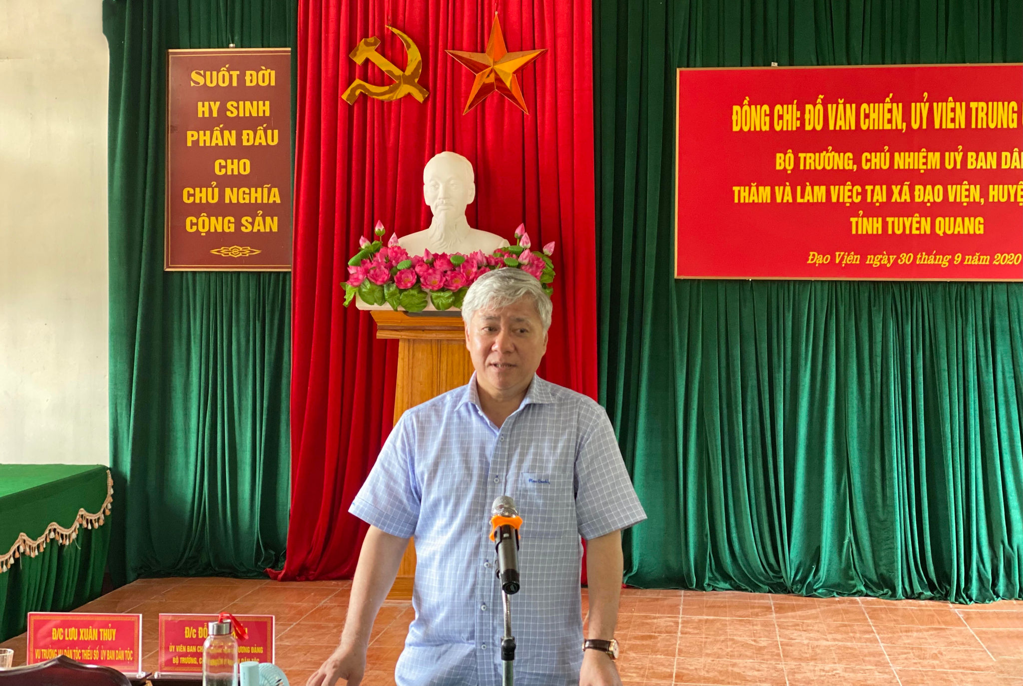 Bộ trưởng, Chủ nhiệm UBDT Đỗ Văn Chiến phát biểu tại buổi làm việc tại xã Đạo Viện