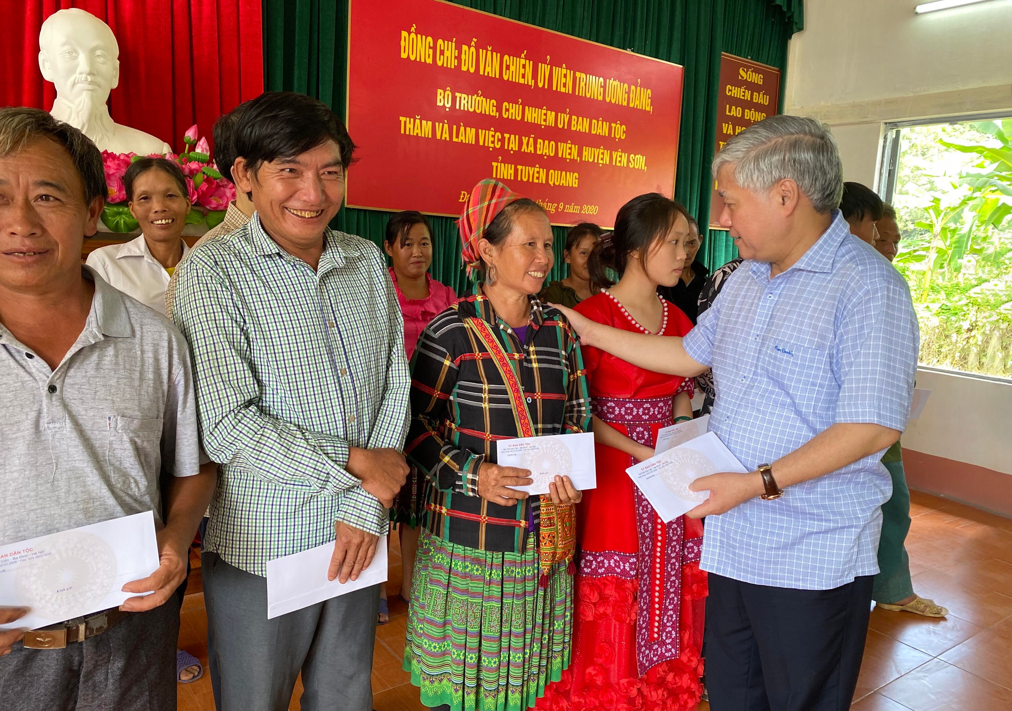 Bộ trưởng, Chủ nhiệm UBDT Đỗ Văn Chiến tặng quà cho các hộ nghèo xã Đạo Viện. 
