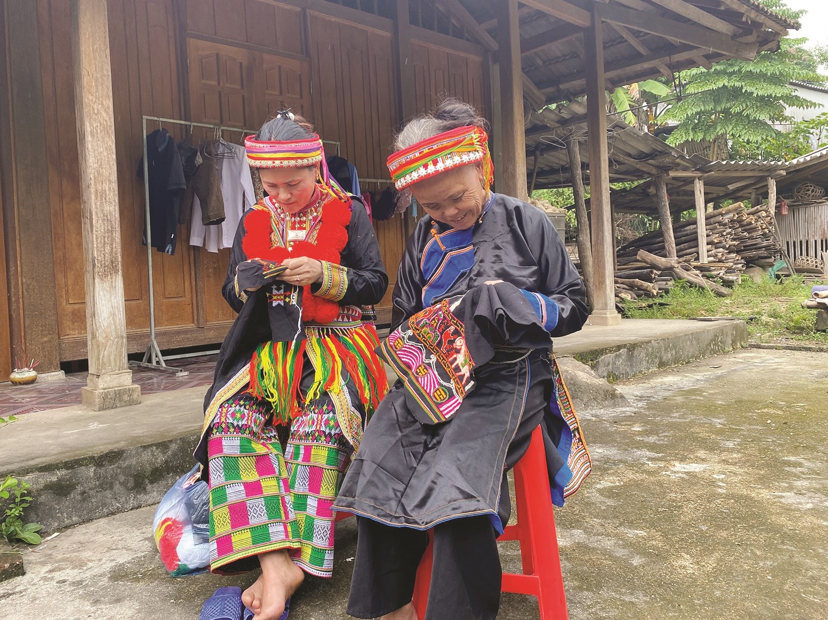 Chị Triệu Thị Cơi (trái) và bà Triệu Thị Sỉnh thêu dệt thổ cẩm những lúc rảnh rỗi.
