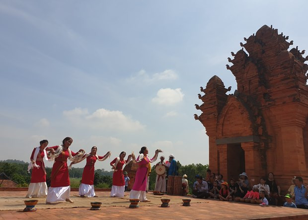 Đồng bào dân tộc Chăm giới thiệu điệu múa truyền thống tới du khách. Ảnh: Hoàng Hải