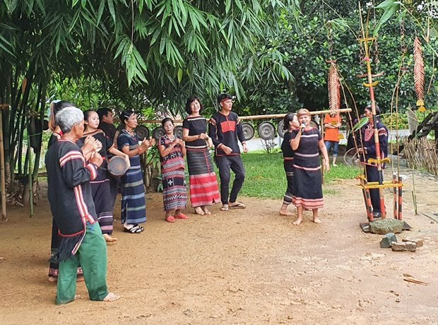 Đồng bào dân tộc Ê Đê giao lưu âm nhạc truyền thống với các đồng bào dân tộc khác tại Làng Văn hóa - Du lịch các dân tộc Việt Nam. Ảnh: Hoàng Hải