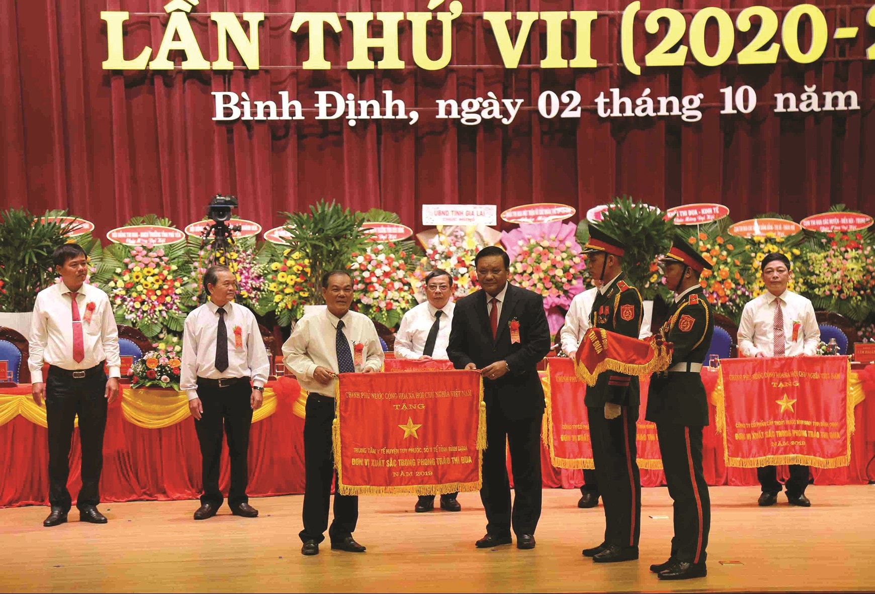 Lãnh đạo tỉnh Bình Định tặng Cờ thi đua cho các tập thể, cá nhân có thành tích xuất sắc.