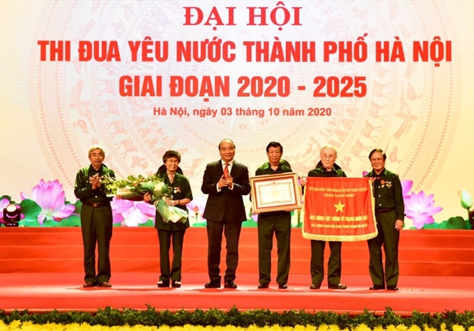 Thủ tướng Chính phủ Nguyễn Xuân Phúc trao danh hiệu “Anh hùng Lực lượng vũ trang nhân dân” cho Hội Cựu thanh niên xung phong thành phố Hà Nội.