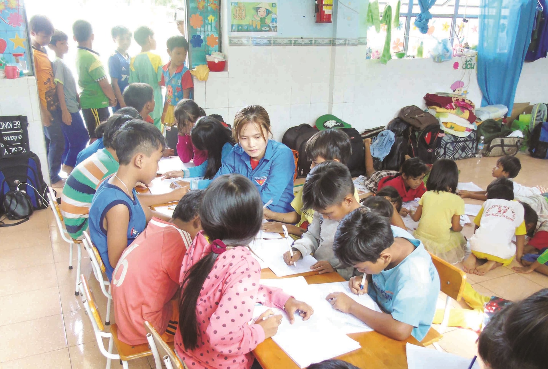 Các đoàn viên tình nguyện giúp các em học sinh DTTS nâng cao tiếng Việt