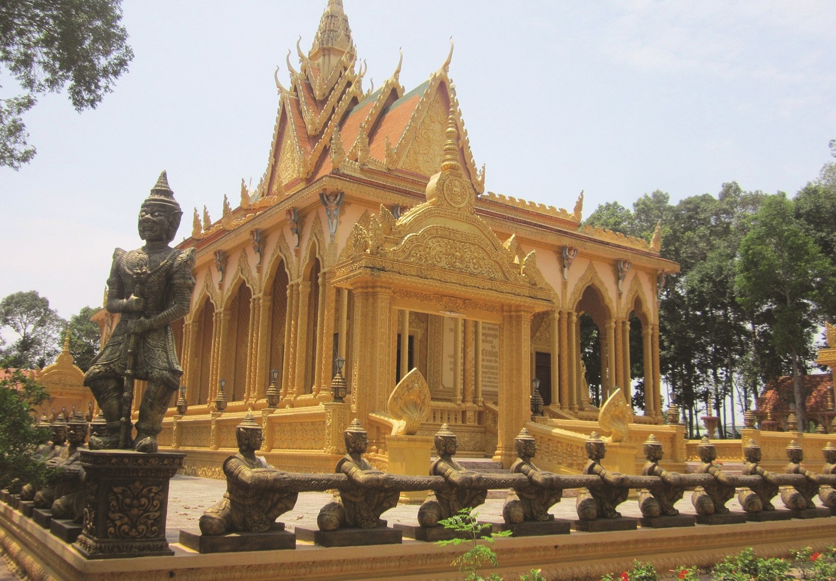 Chùa Vàm Ray (ấp Vàm Rây, xã Hàm Tân,  huyện Trà Cú) có kiến trúc rất đẹp.
