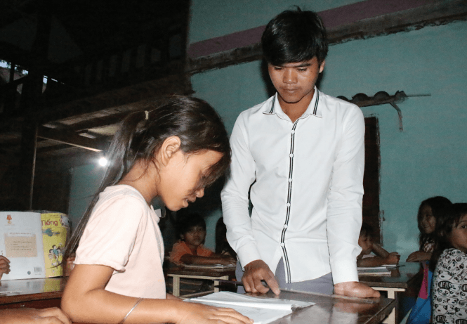 Anh A Kâm- người mở lớp dạy chữ miễn phí cho trẻ em ở làng Kon K’tu