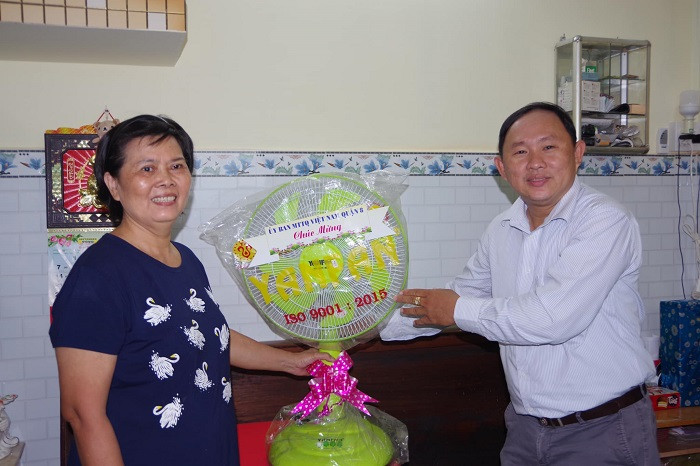 Các cá nhân, tổ chức cũng đóng góp hỗ trợ các trang thiết bị giúp gia đình ổn định cuộc sống hơn.