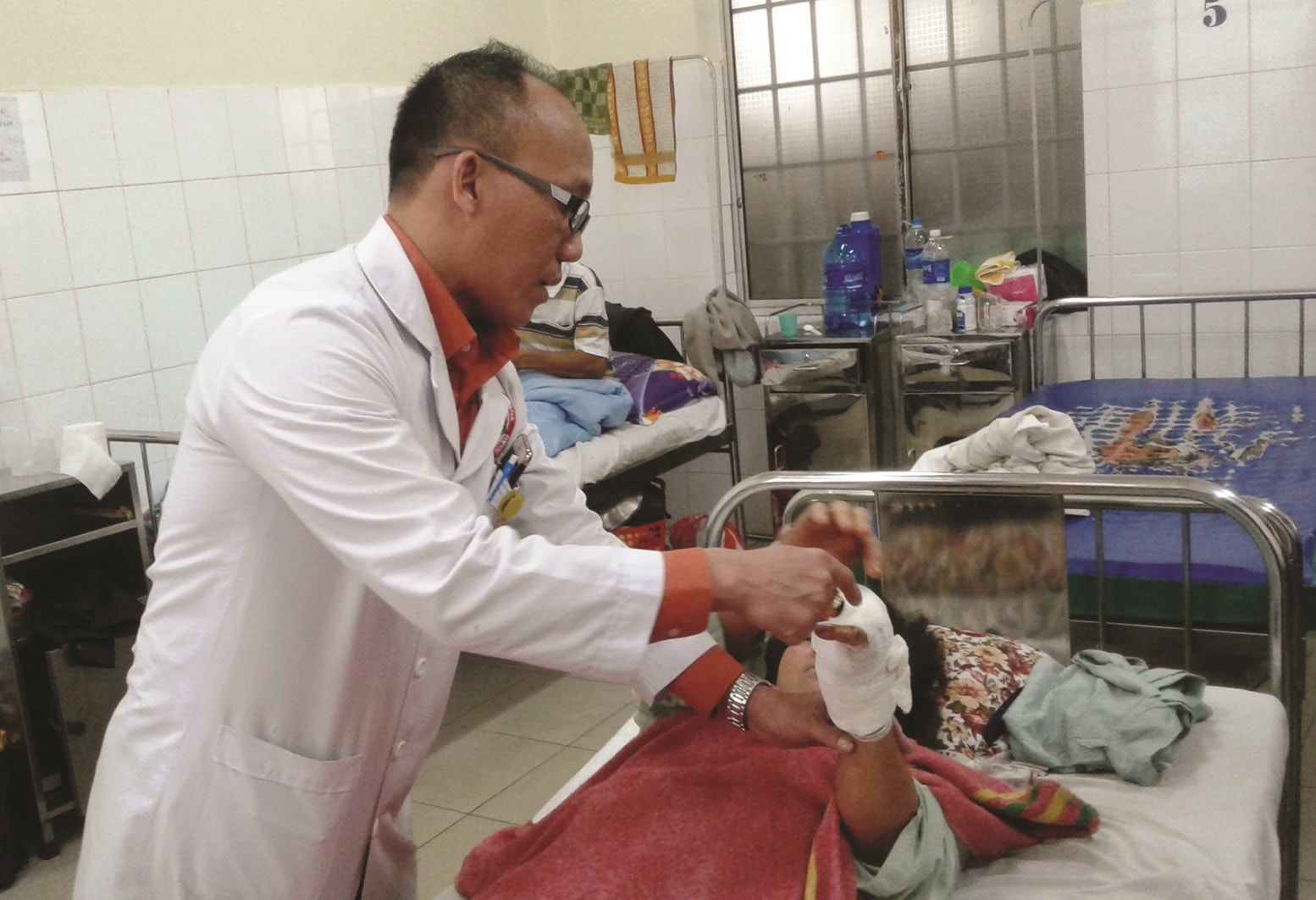 Bác sĩ đã nối thành công đôi bàn tay cho người bị máy cắt cỏ cắt đứt ở Lâm Đồng