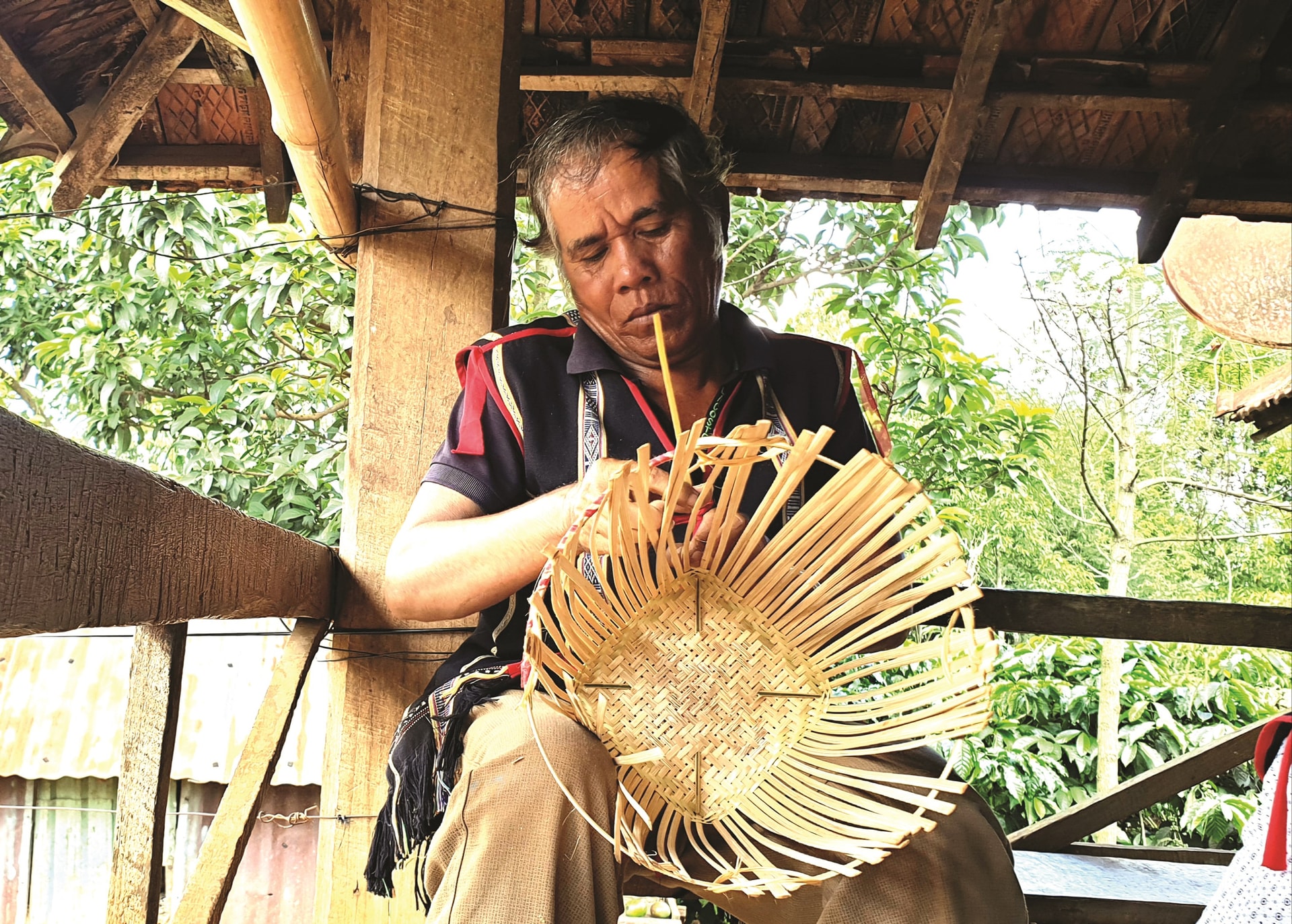 Nghề đan gùi được truyền lại cho thanh niên và đàn ông trong làng vì họ có đôi tay rắn chắc.