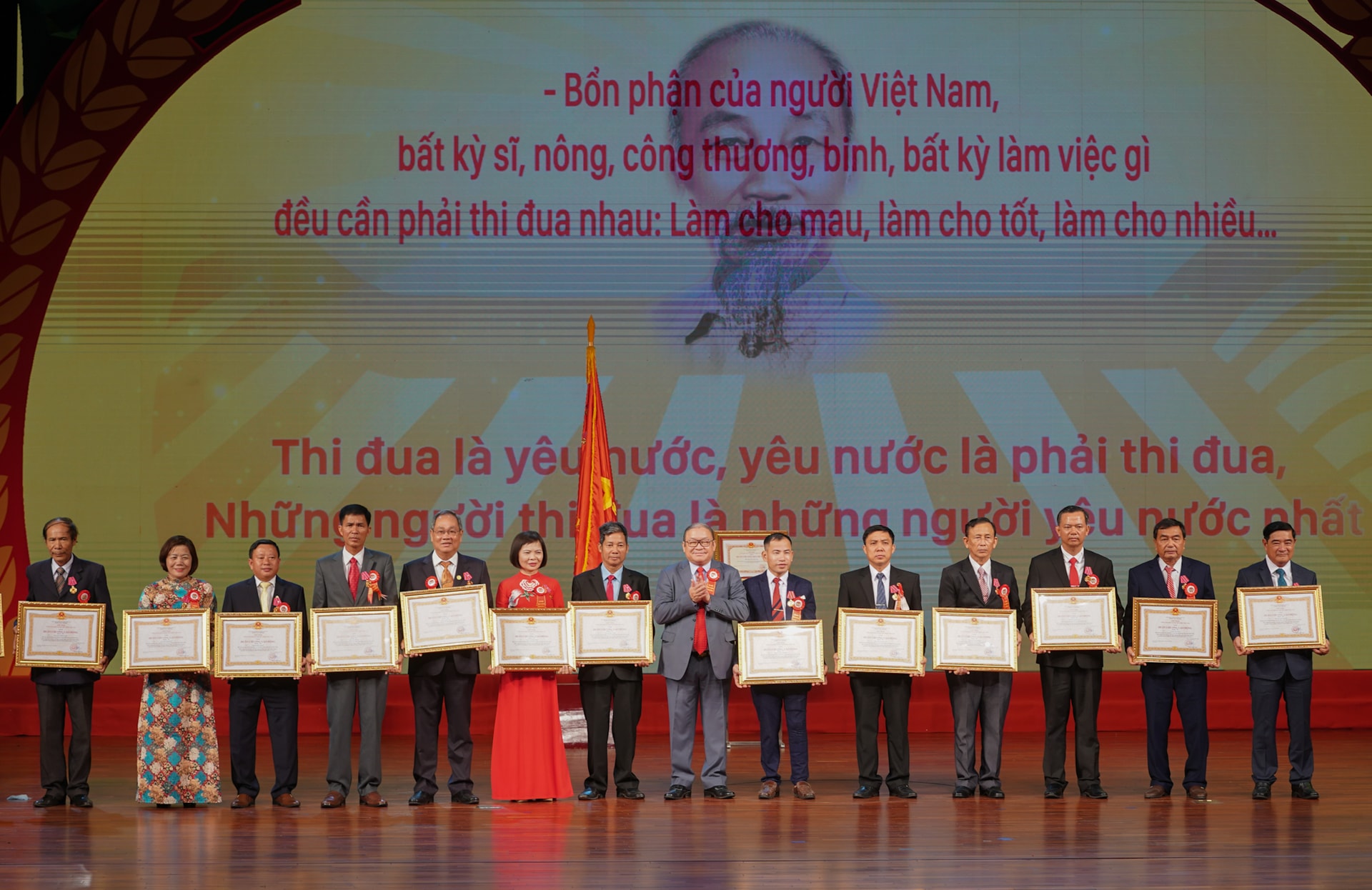 Chủ tịch Hội Nông dân Việt Nam trao Huân chương Lao động cho nông dân tiêu biểu. Ảnh: VGP/Quang Hiếu
