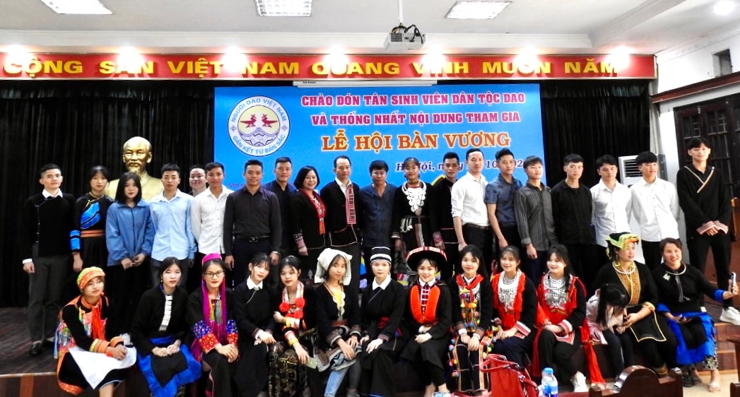 Các đại biểu chụp ảnh cùng các tân sinh viên