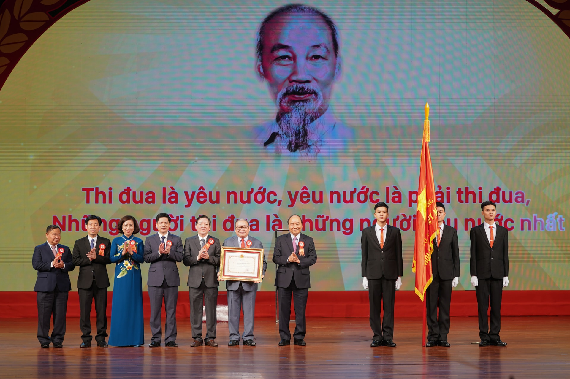 Thủ tướng trao Huân chương Hồ Chí Minh cho Hội Nông dân Việt Nam. Ảnh: VGP/Quang Hiếu