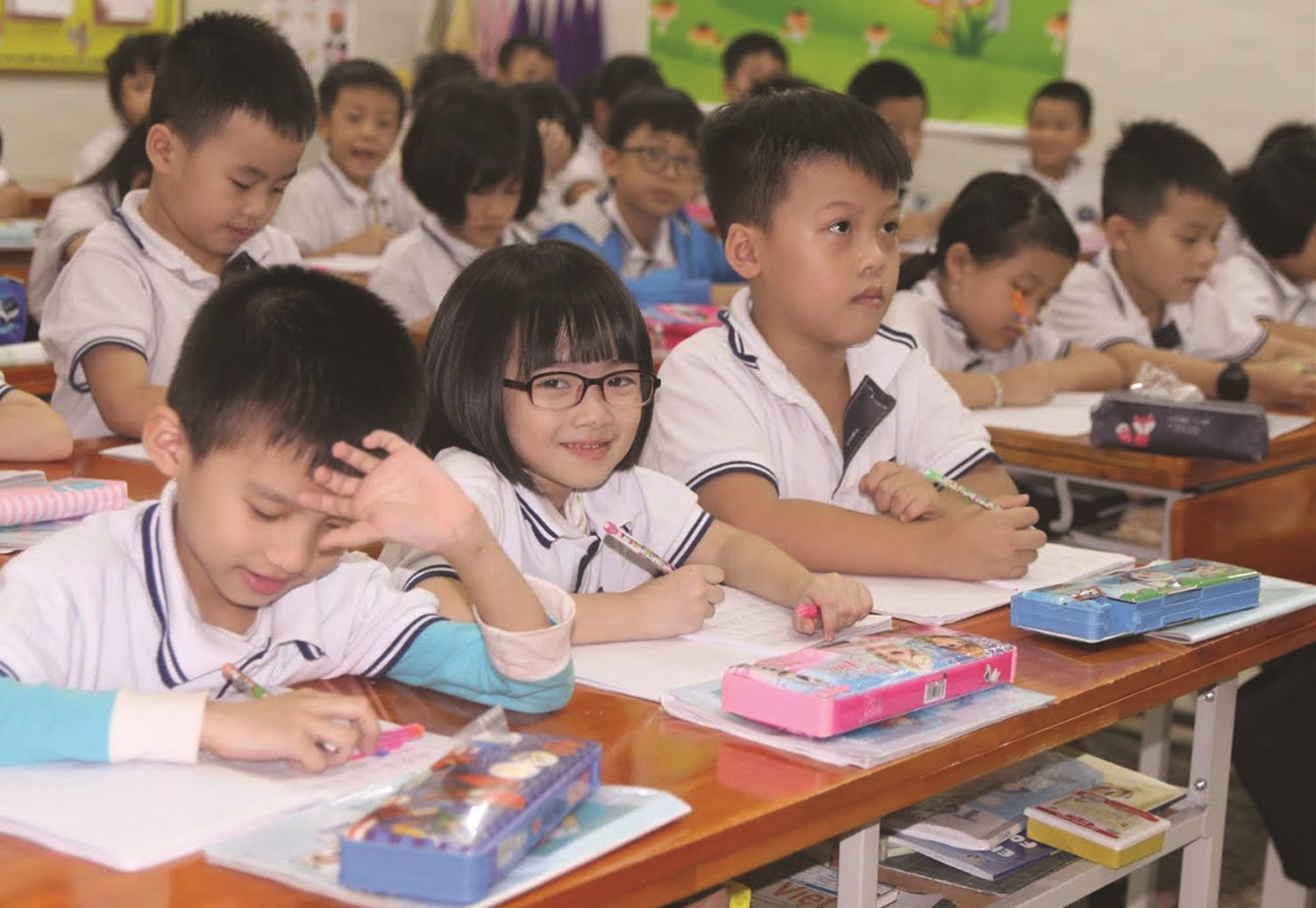 Chương trình giáo dục phổ thông mới áp dụng cho học sinh lớp 1 được đánh giá là quá nặng so với tuổi. Ảnh TL