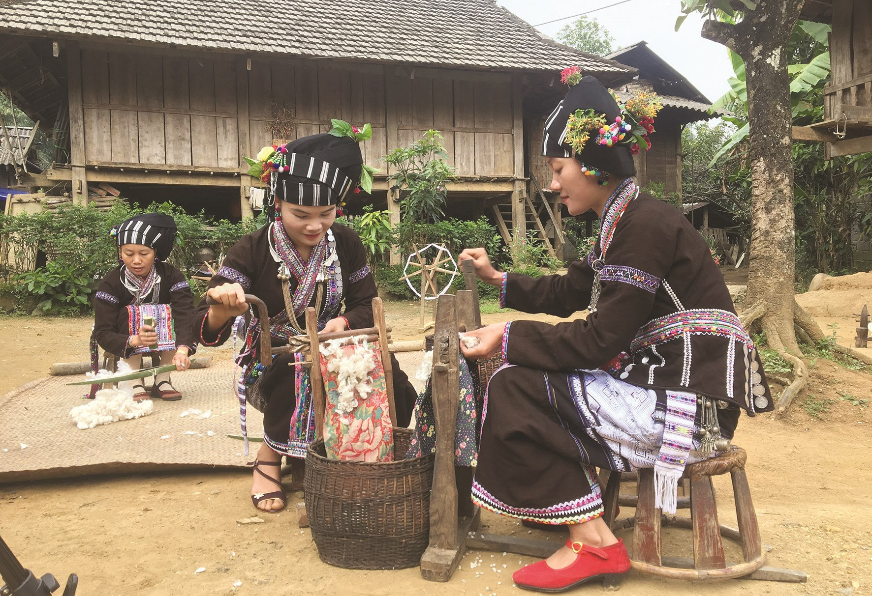 Những lúc nông nhàn, phụ nữ dân tộc Lự thường quay tơ, xe sợi