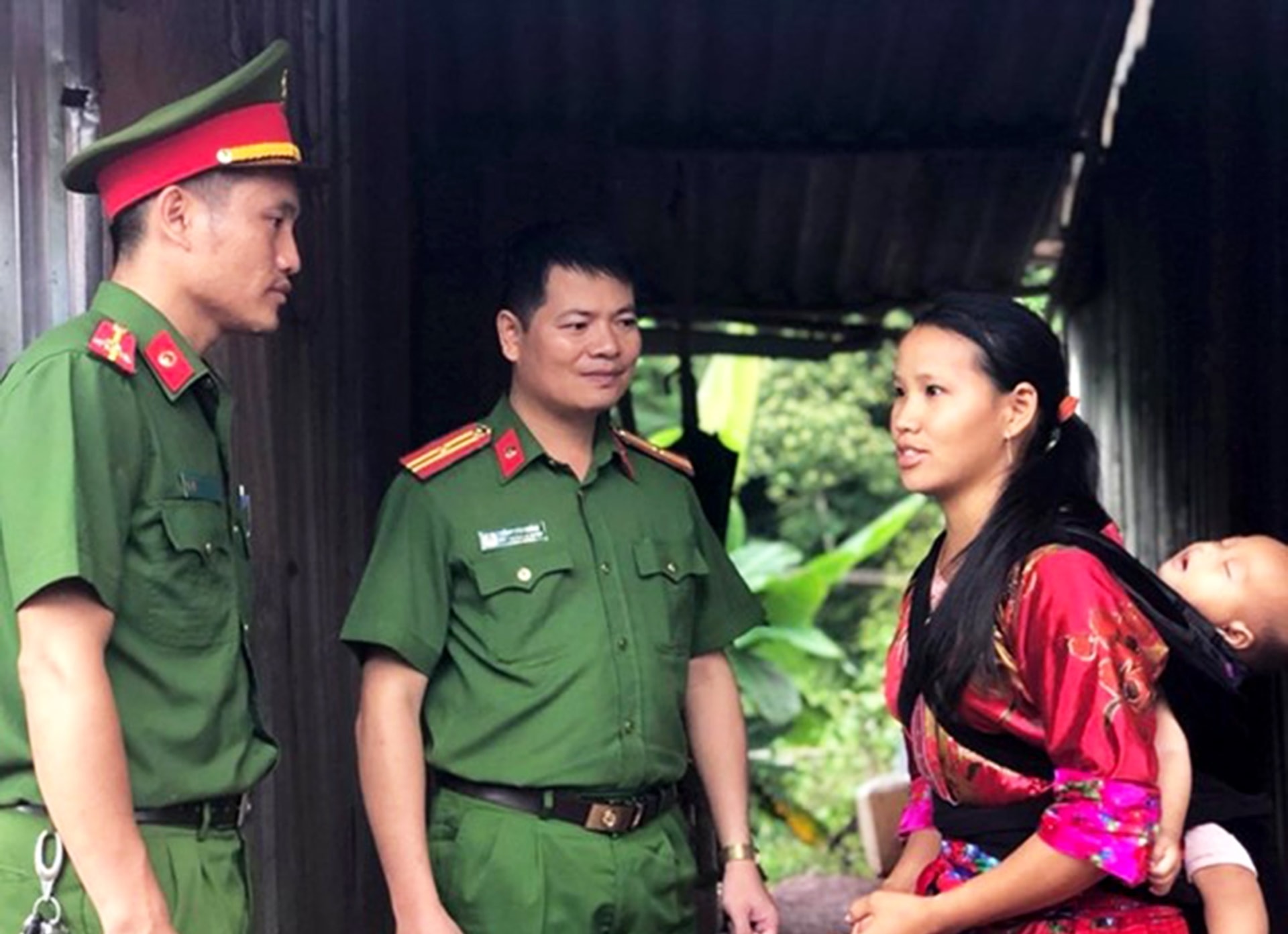 Cán bộ chiến sĩ Công an huyện Mường Nhé thăm gia đình chị Giàng A Xua ở bản Co Lót.