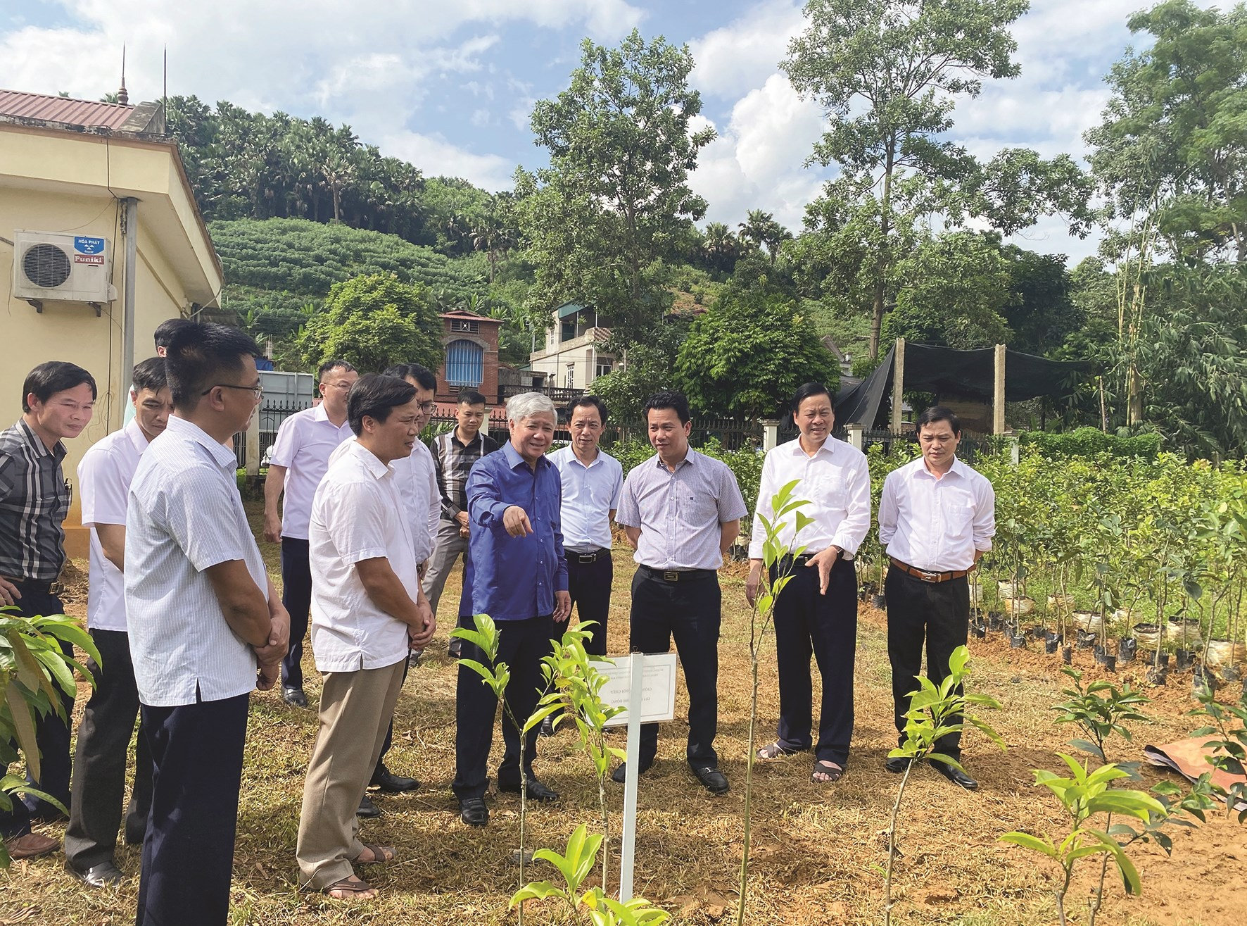 Bộ trưởng,  Chủ nhiệm UBDT Đỗ Văn Chiến và lãnh đạo tỉnh Hà Giang thăm quan mô hình vườn ươm dược liệu tại huyện Vị Xuyên (Hà Giang).
