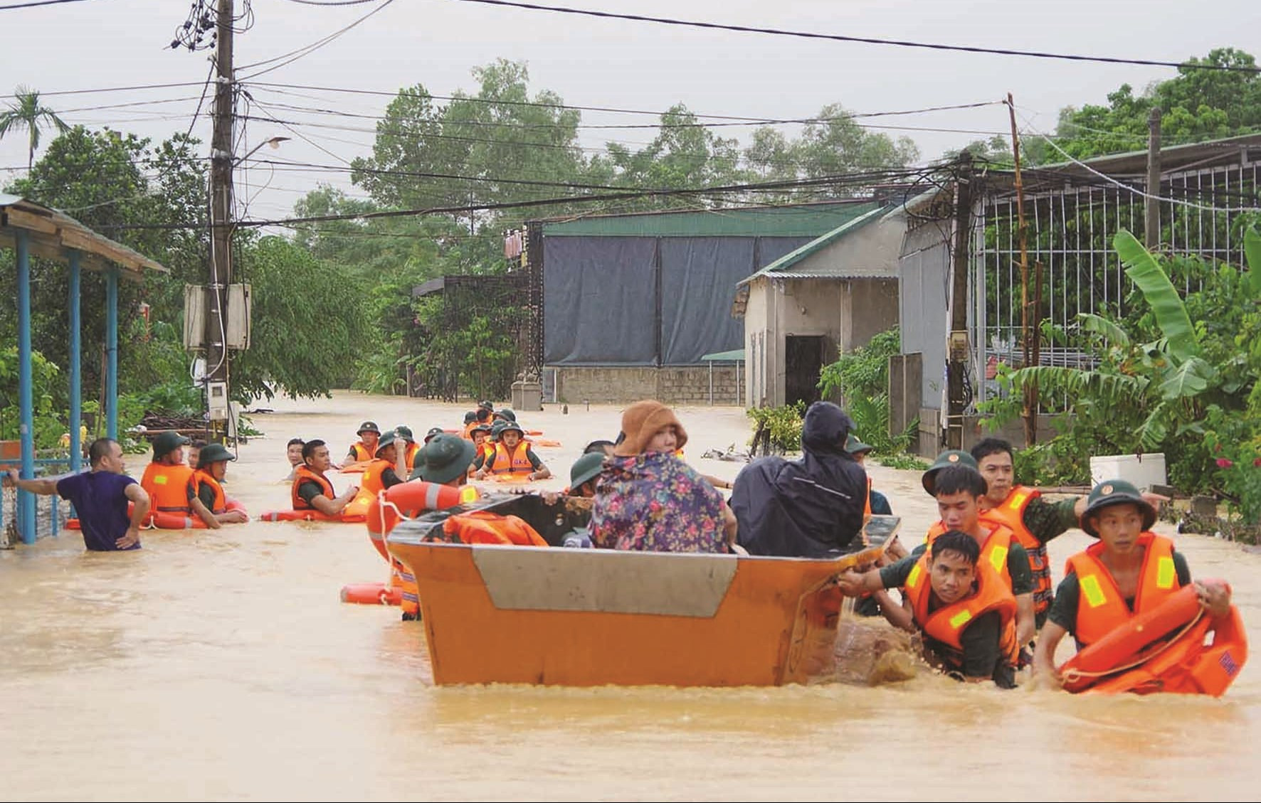 Lực lượng chức năng  tỉnh Quảng Trị hỗ trợ di dời người dân đến nơi an toàn.